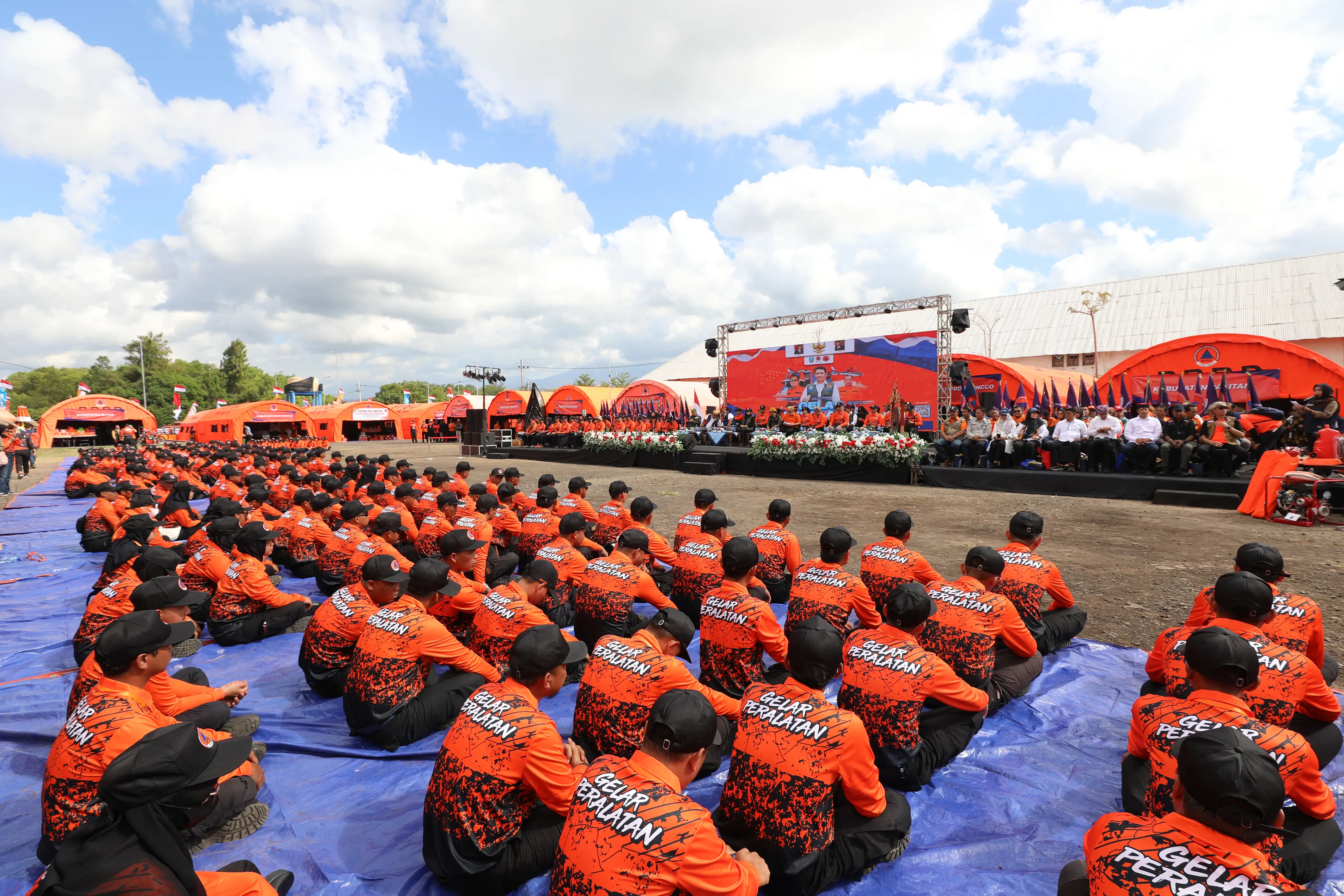 Kepala Badan Nasional Penanggulangan Bencana Letjen TNI Suharyanto S.Sos M.M. menghadiri dan memberikan arahan pada kegiatan Gelar Peralatan Penanggulangan Bencana yang bertema "Optimalisasi Peralatan Penanggulangan Bencana dalam Meningkatkan Ketangguhan Masyarakat" di Pantai Boom Kabupaten Banyuwangi, Provinsi Jawa Timur, Minggu (14/7). 